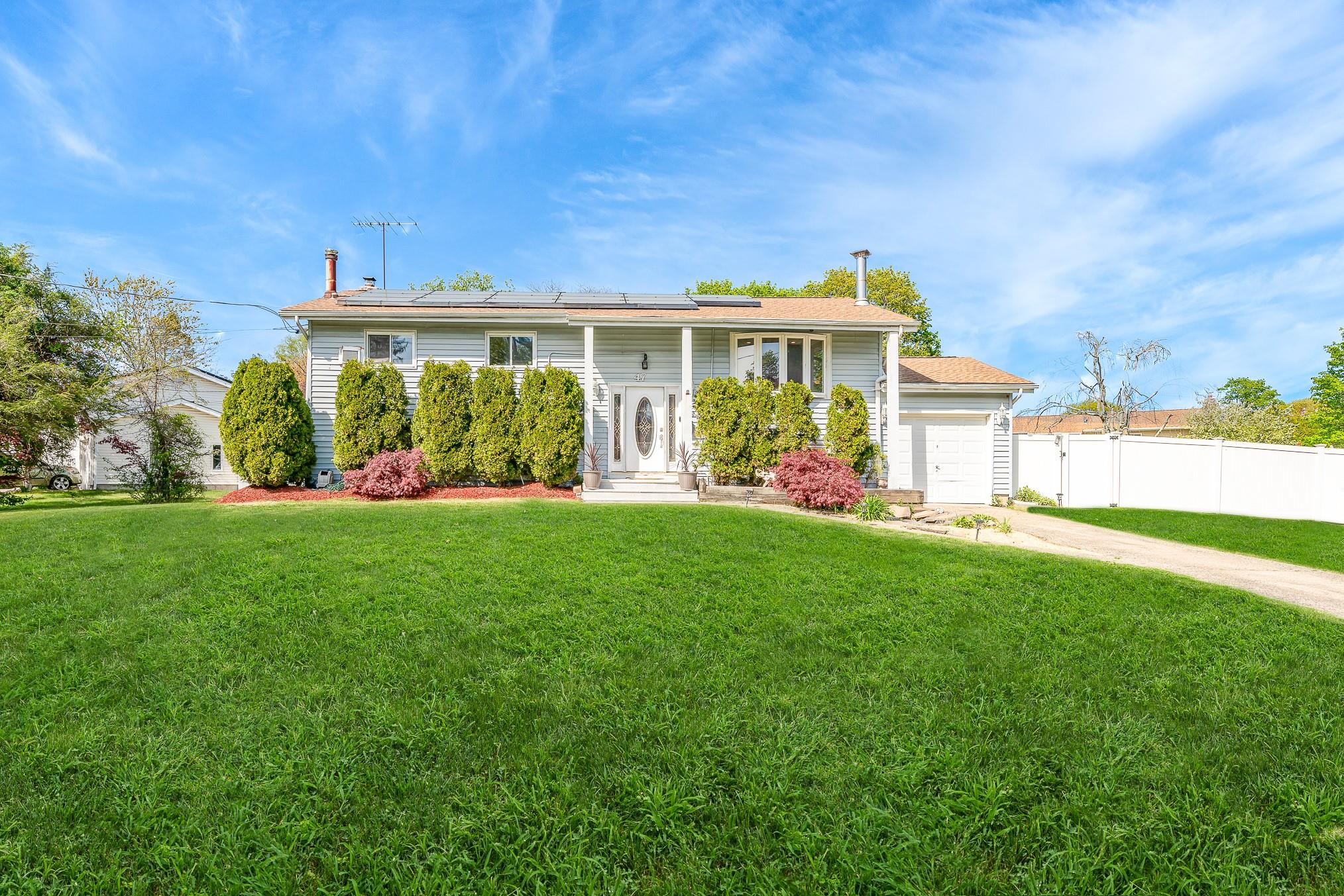 47 Briarwood Road, Wheatley Heights, New York image 1