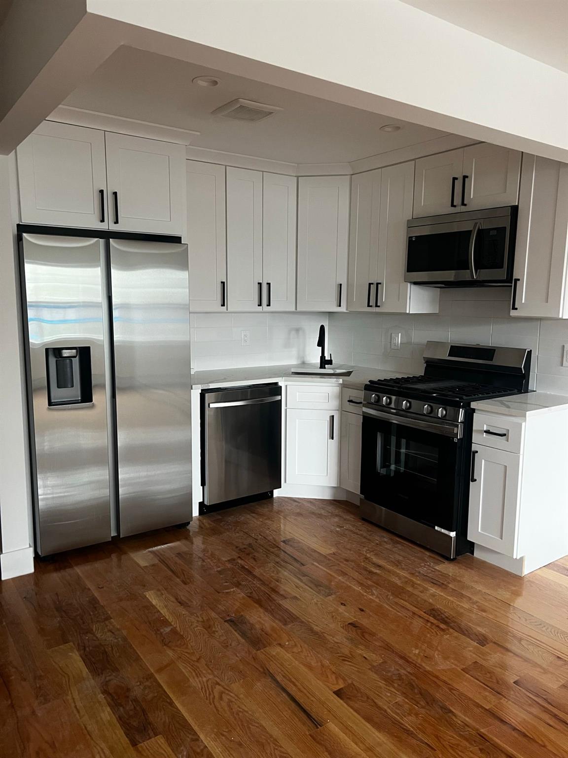 Rental Property at Hillmeyer Avenue, Arverne, Queens, NY - Bedrooms: 3 
Bathrooms: 1 
Rooms: 7  - $3,777 MO.