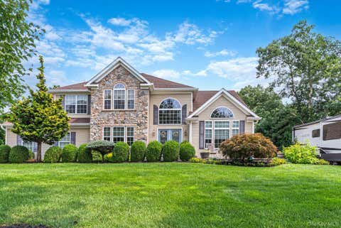 Homes For Sale - 11 Horstead Court<br/> Yaphank, NY 11980