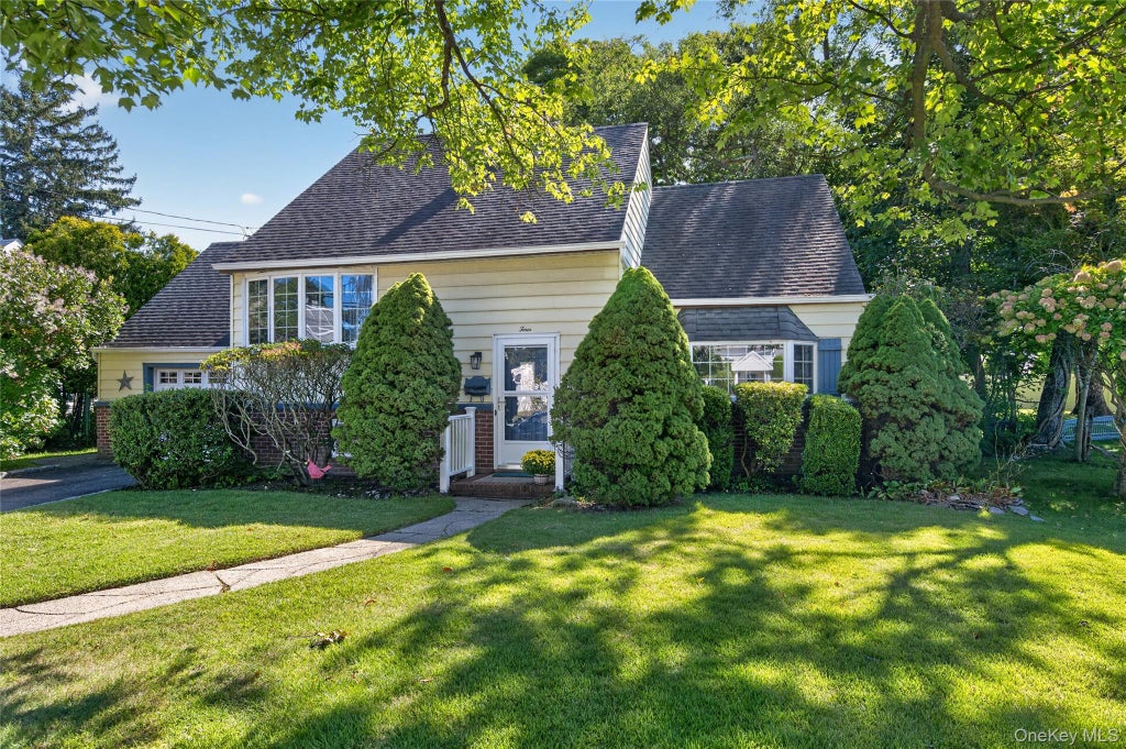 Photo of 4 Oaktree Lane, Huntington Station, NY 11746 (MLS # 1051025)