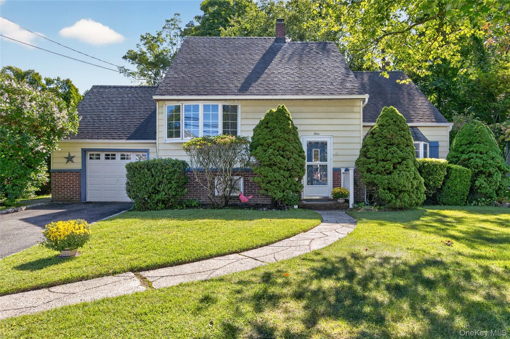 Photo of 4 Oaktree Lane, Huntington Station, NY 11746 (MLS # 1051025)