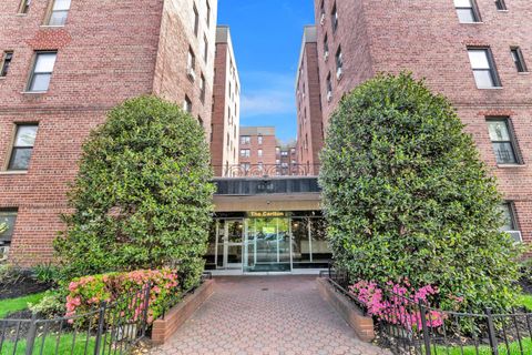 Homes For Sale - 83-35 139 Street #5 S<br/> Briarwood, NY 11435