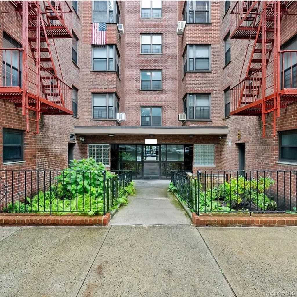 Photo of 32-25 88th St St #407, Jackson Heights, NY 11369 (MLS # 958220)