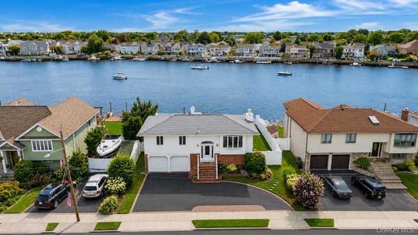 2718 RIVERSIDE DR, WANTAGH, NY 11793 - Image 57e20dbd3e11c65c5f948bcbc04be744/4265505768