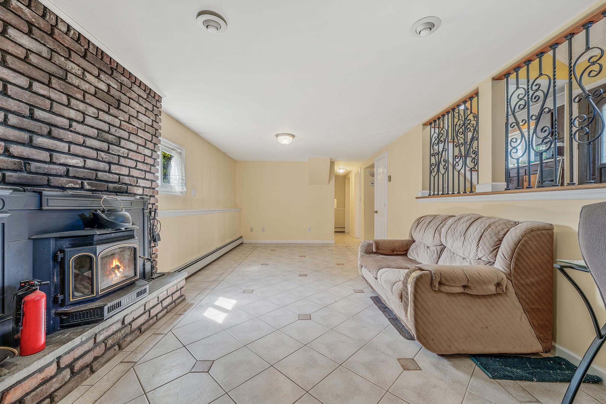 205 Westwood Drive, Brentwood, New York image 13