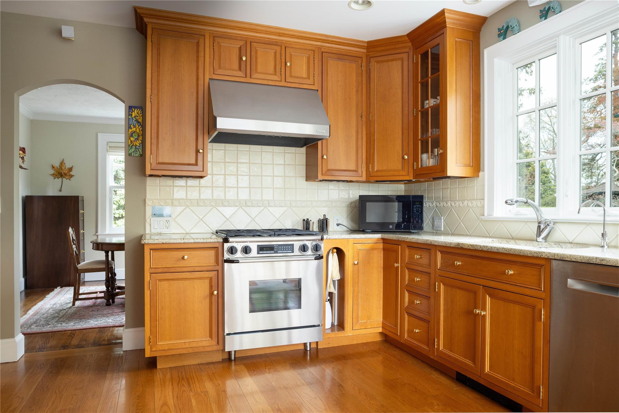 76 Hollywood Place, Huntington, New York image 13