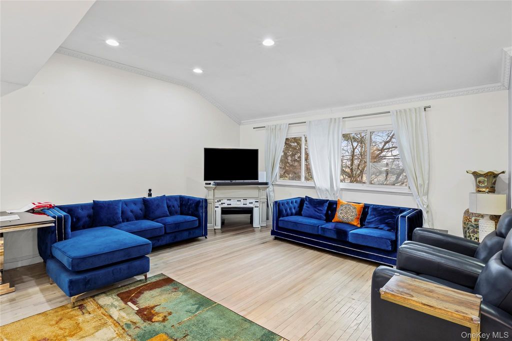 Photo of 18 South Drive, Manhasset Hills, NY 11040 (MLS # 965903)