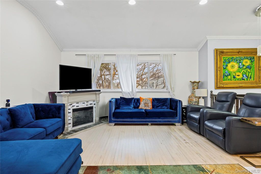 Photo of 18 South Drive, Manhasset Hills, NY 11040 (MLS # 965903)