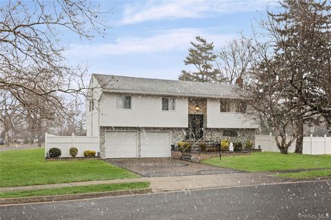 Photo of 18 South Drive, Manhasset Hills, NY 11040 (MLS # 965903)