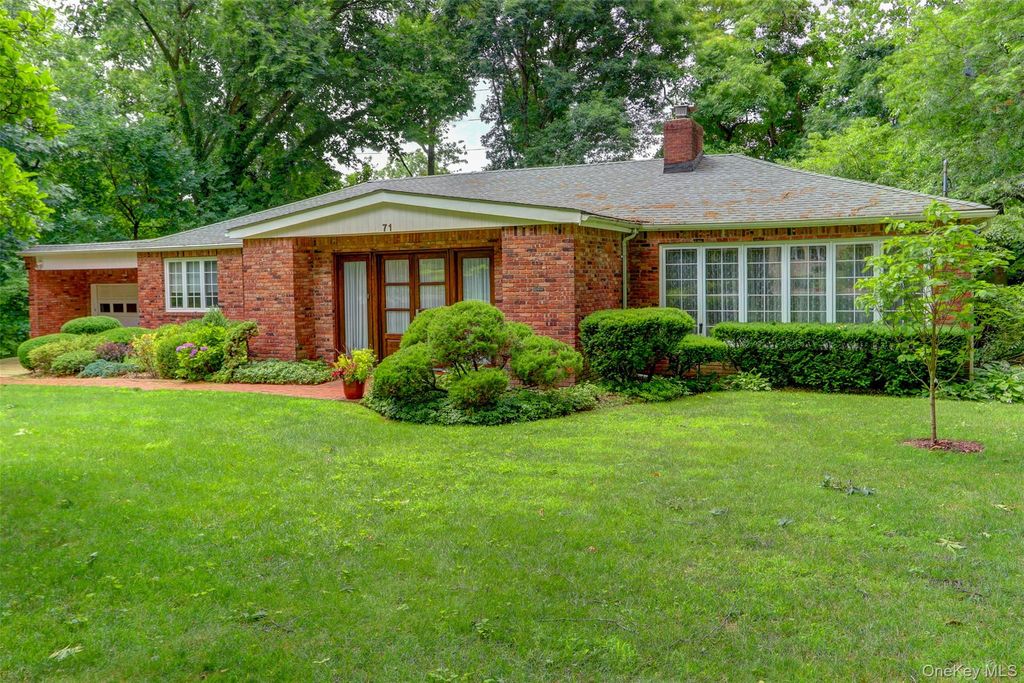 Photo of 71 Knollwood Road, Roslyn, NY 11576 (MLS # 996852)