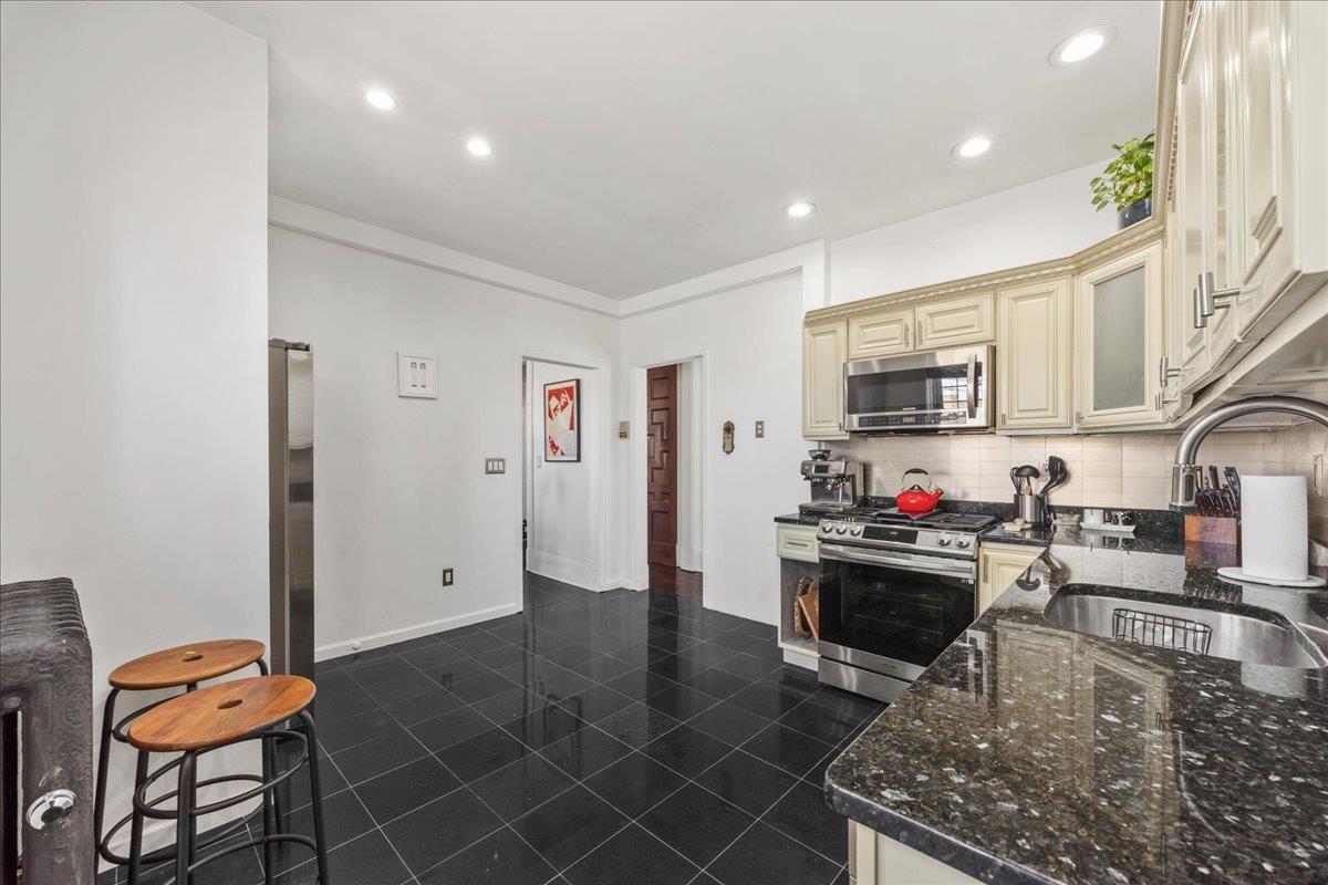 27 Locust Avenue #4N, New Rochelle, New York image 10