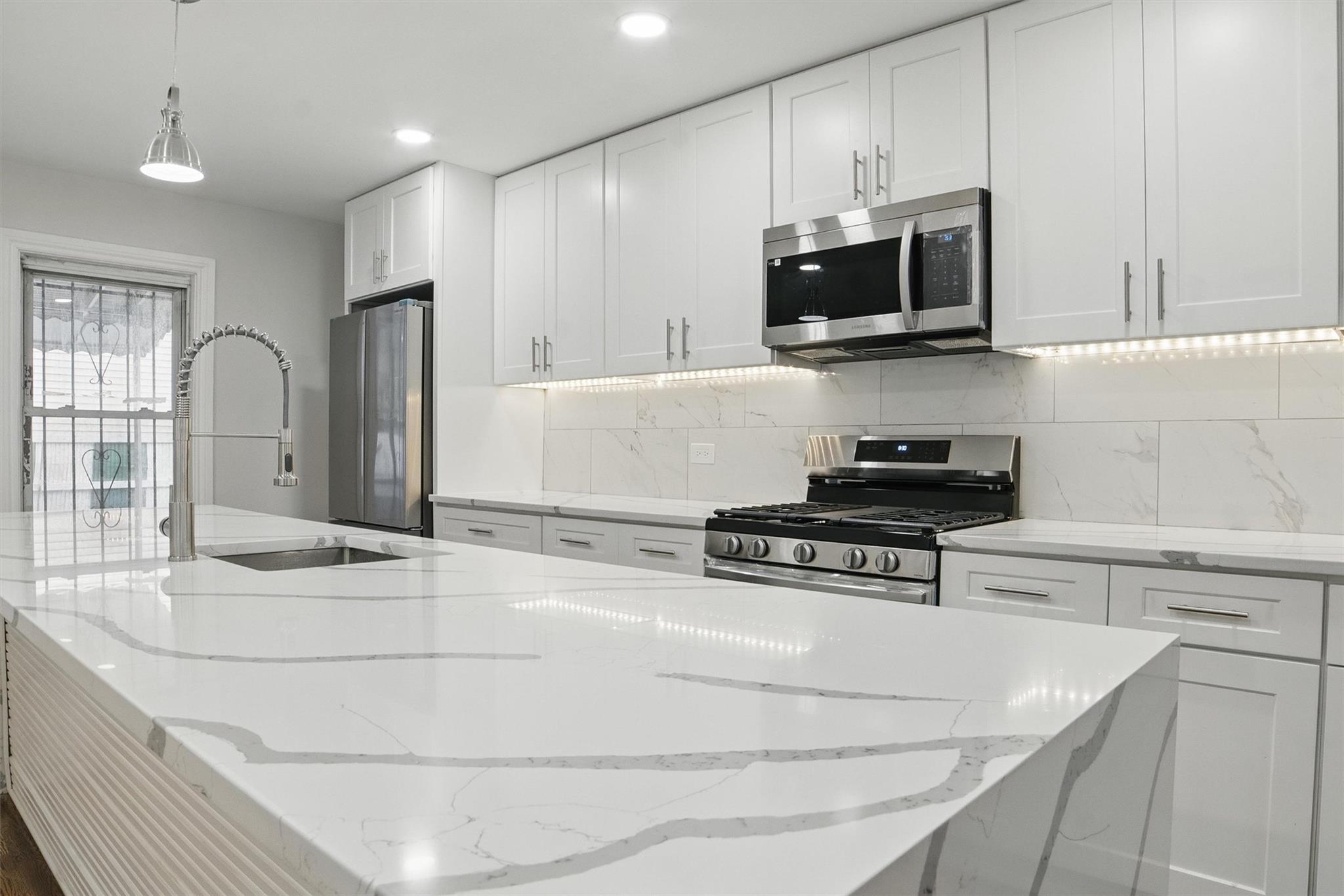Laconia Avenue, Bronx, New York - 4 Bedrooms  
2 Bathrooms  
7 Rooms - 
