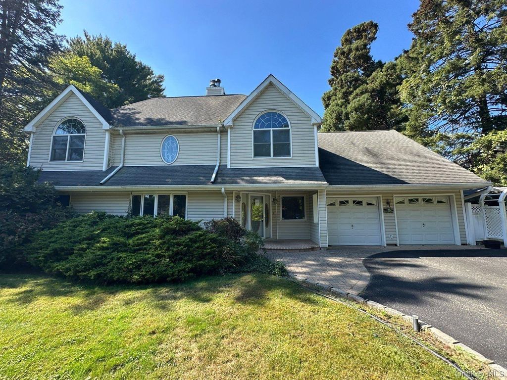Photo of 1 Oakleaf Court, Huntington, NY 11743 (MLS # 922561)