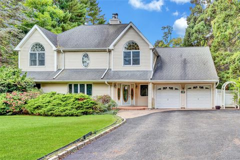 Photo of 1 Oakleaf Court, Huntington, NY 11743 (MLS # 922561)