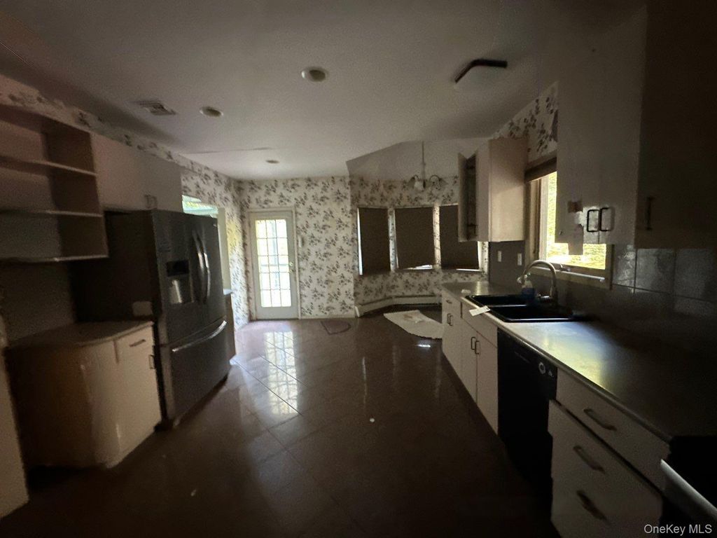 Photo of 1 Oakleaf Court, Huntington, NY 11743 (MLS # 922561)
