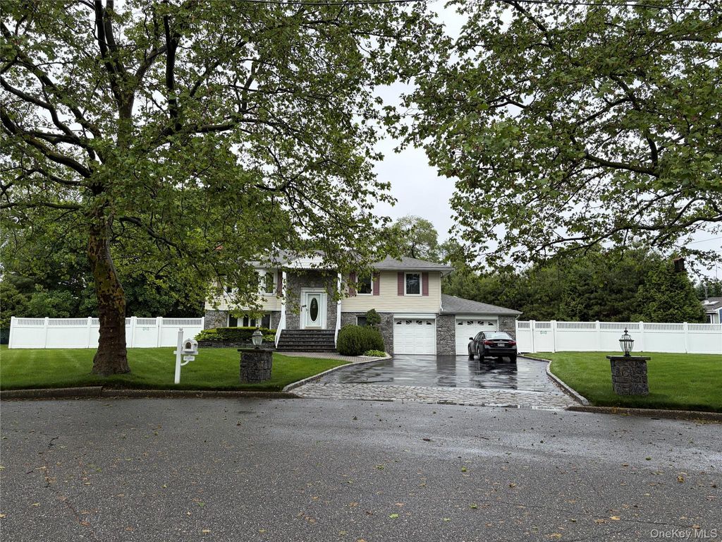Photo of 8 Stell Lane, East Northport, NY 11731 (MLS # 1004127)
