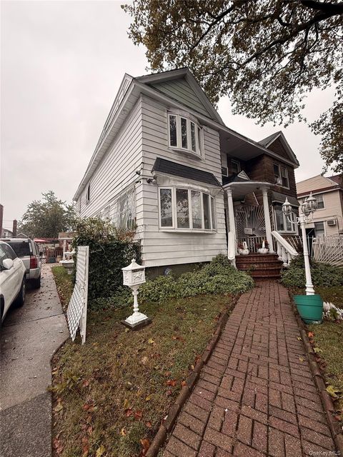 Photo of 11546 Van Wyck Expressway, Jamaica, NY 11420 (MLS # 924425)