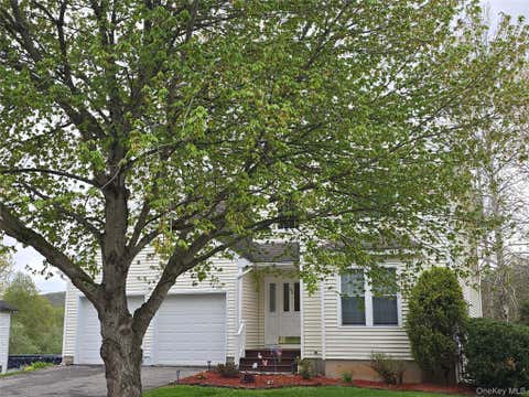 Homes For Sale - 62 Meadowbrook Court<br/> Putnam County, Patterson, NY 12563