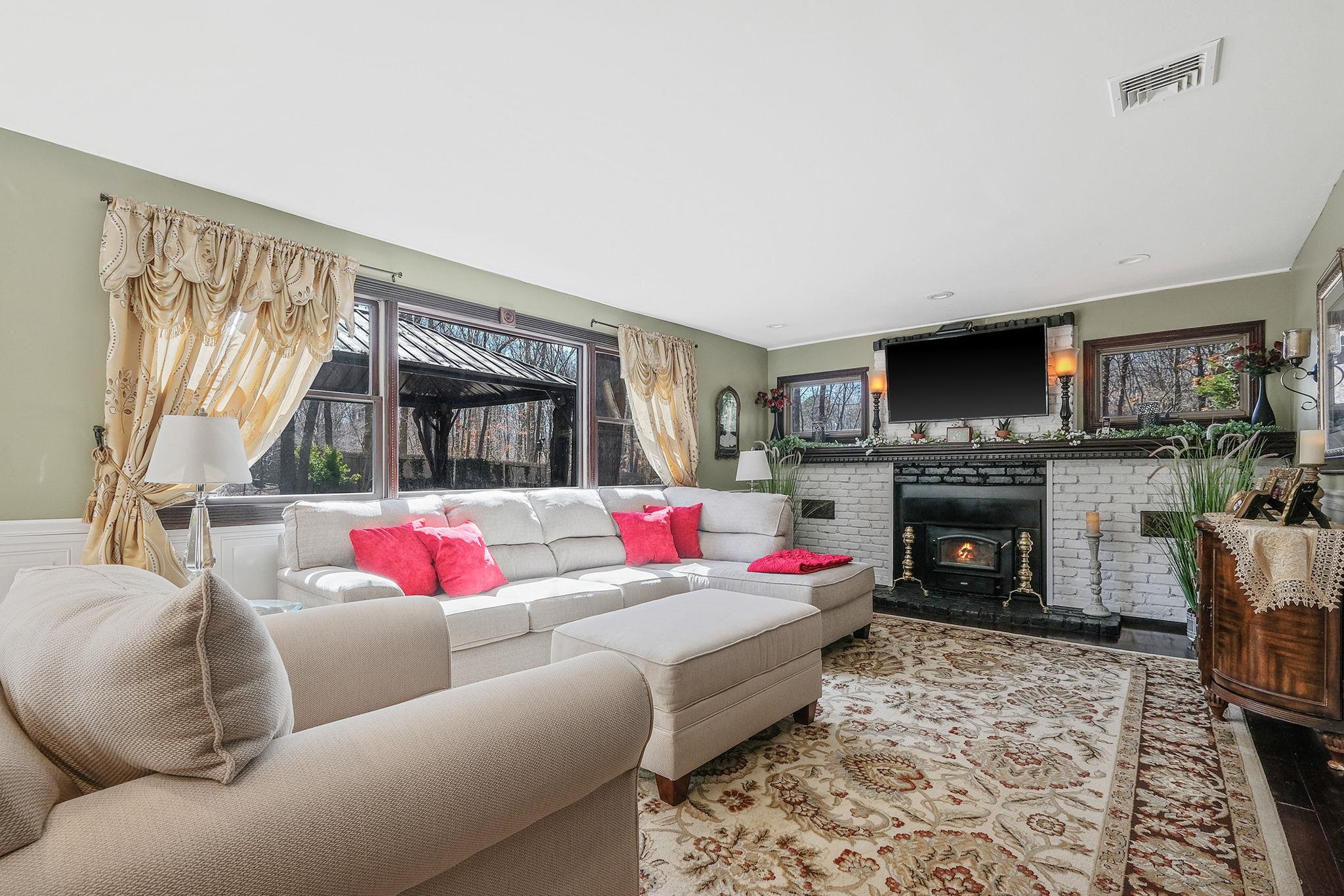 2 Linda Lane, Manorville, New York image 13