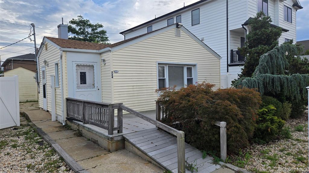 Photo of 724 E Park Avenue, Long Beach, NY 11561 (MLS # 1003876)