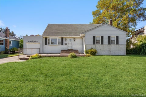 Photo of 564 Center Briarwood Avenue, West Islip, NY 11795 (MLS # 1066867)