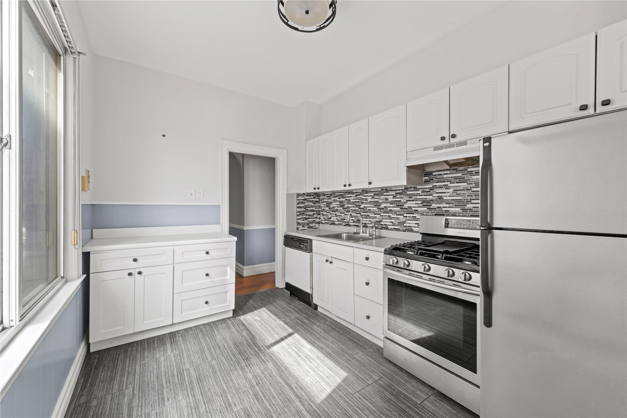 1555 Robertson Place, Bronx, Florida image 4