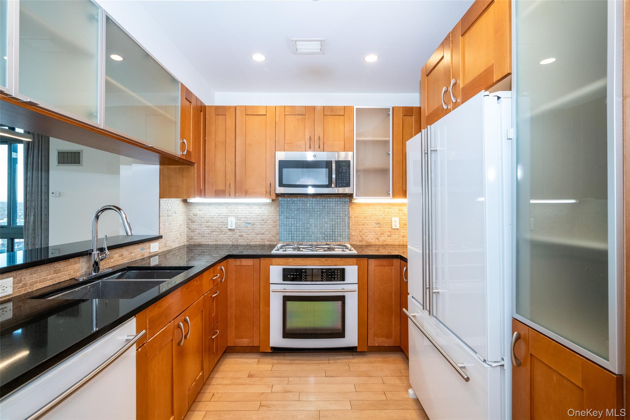 175 Huguenot Street 1401