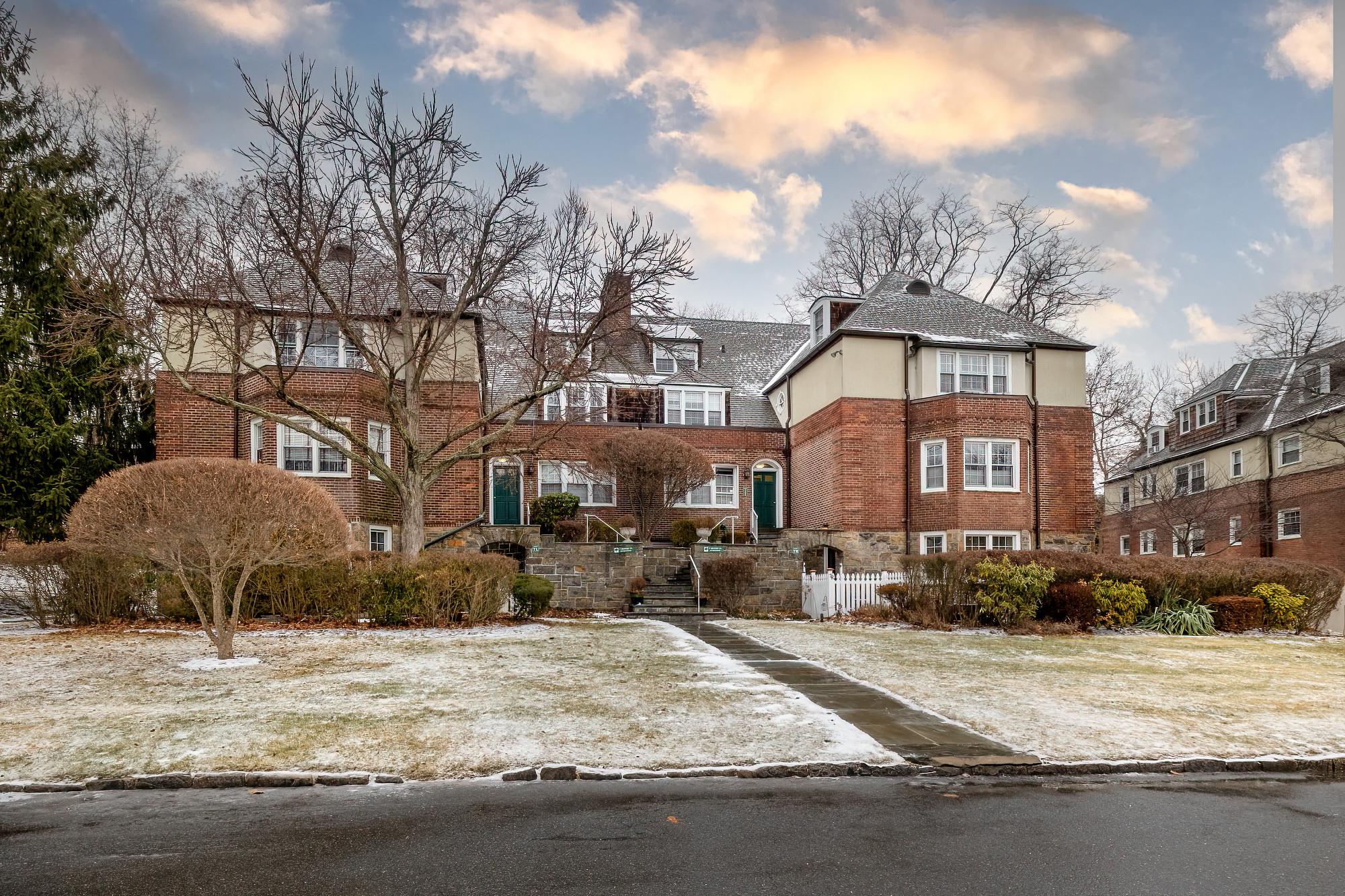 Sentry Place Sr, Scarsdale, New York - 2 Bedrooms  
1 Bathrooms - 