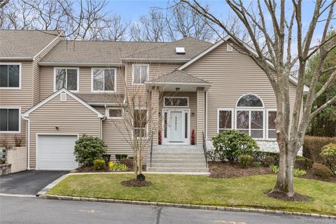 Photo of 17 Stone Gate Court, Smithtown, NY 11787 (MLS # 979923)