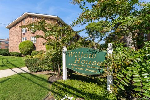 Photo of 61 Maine Avenue #D14, Rockville Centre, NY 11570 (MLS # 917955)