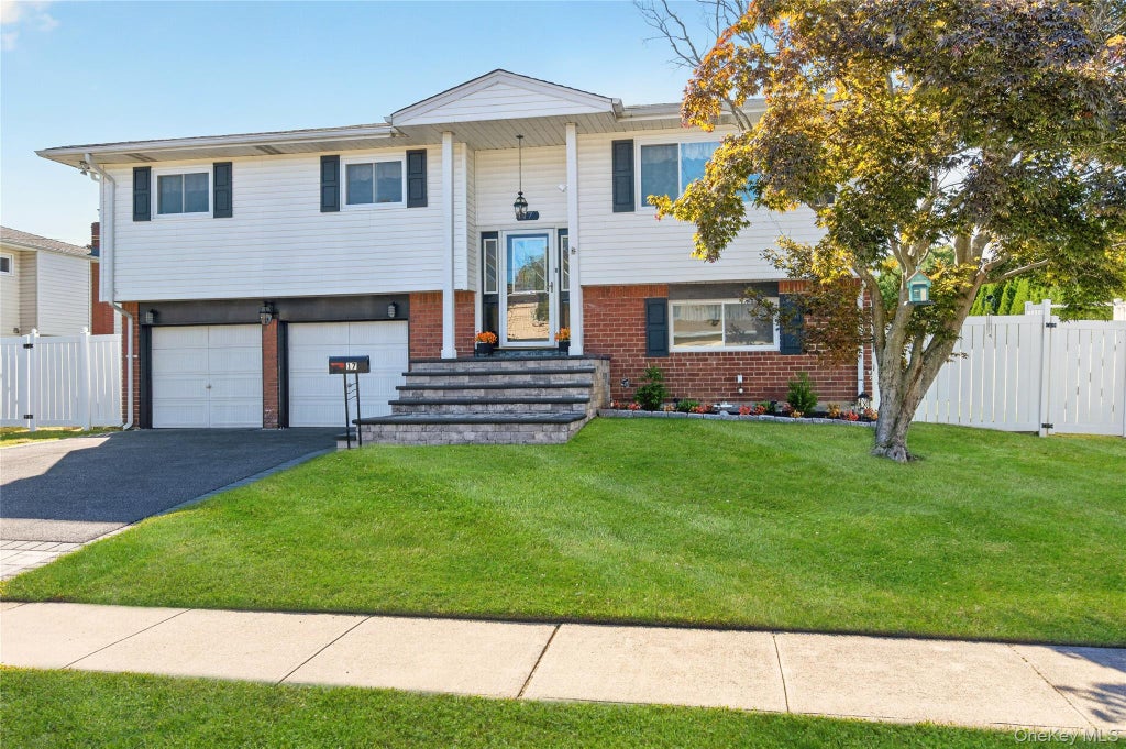 Photo of 17 Sherwood Drive, Bethpage, NY 11714 (MLS # 1062601)