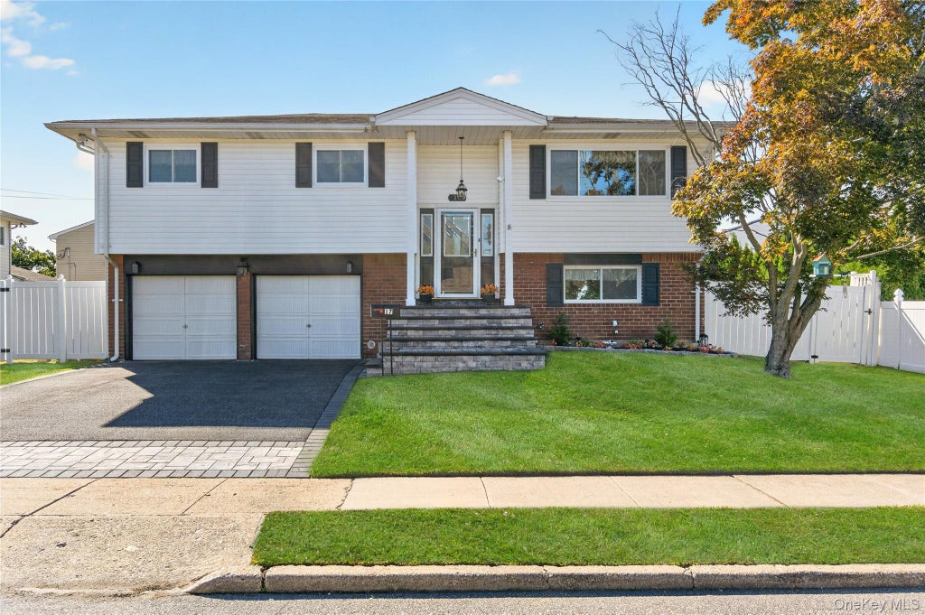 Photo of 17 Sherwood Drive, Bethpage, NY 11714 (MLS # 1062601)