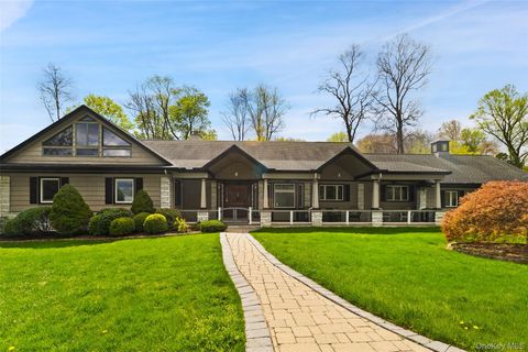 Photo of 6 Lilac Place, Thornwood, NY 10594 (MLS # 987400)