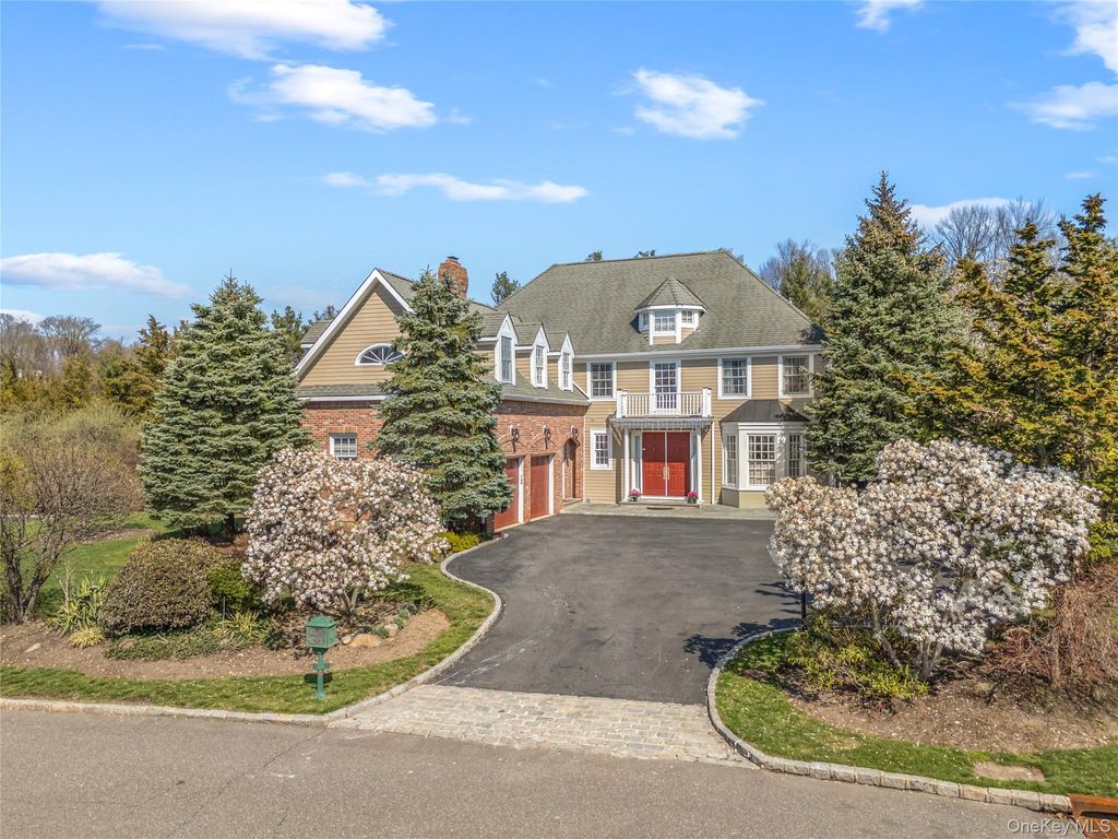 Photo of 16 Mackay Way, Roslyn, NY 11576 (MLS # 983710)