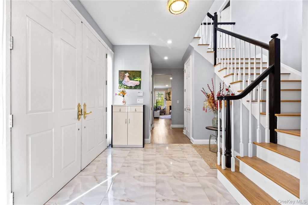 Photo of 16 Mackay Way, Roslyn, NY 11576 (MLS # 983710)