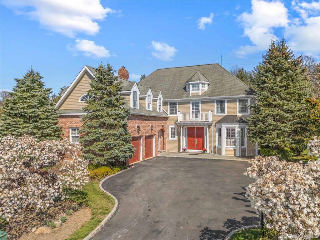 Photo of 16 Mackay Way, Roslyn, NY 11576 (MLS # 983710)