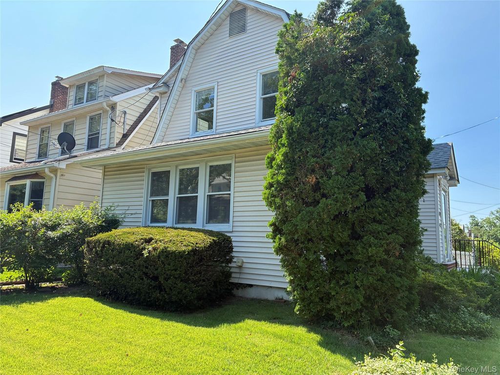 Photo of 4634 Iris Lane, Great Neck, NY 11020 (MLS # 1030213)