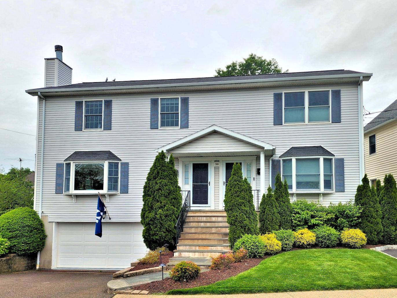 Jefferson Avenue A, Mamaroneck, New York - 3 Bedrooms  
4 Bathrooms  
6 Rooms - 