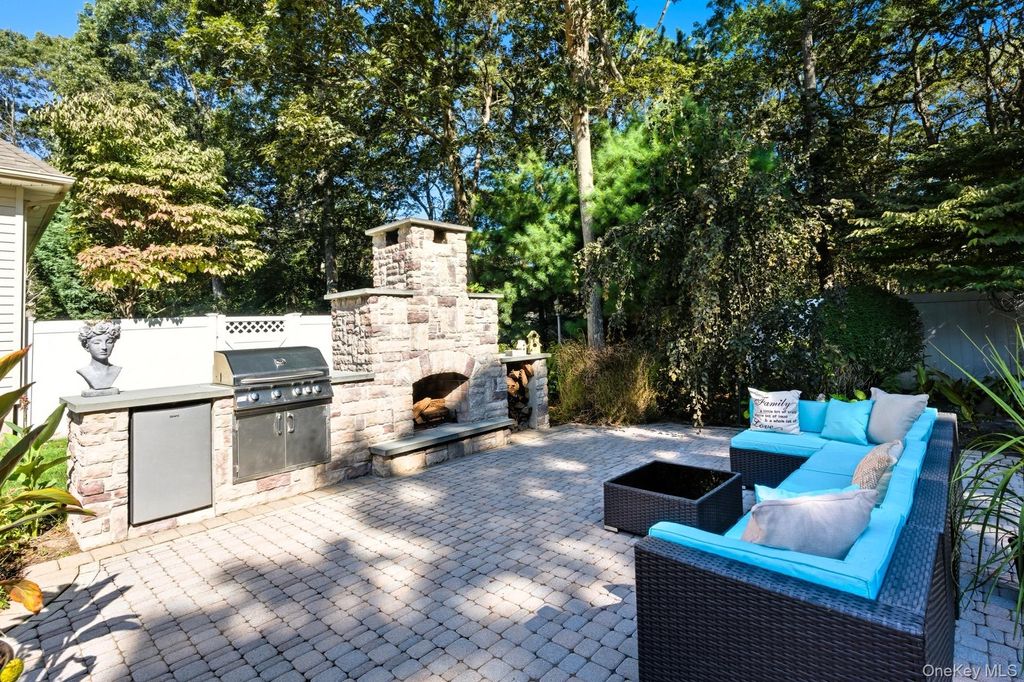 Photo of 21 E Moriches Riverhead Road, East Moriches, NY 11940 (MLS # 984090)