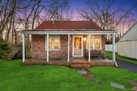 Photo of 260 Springdale Drive, Ronkonkoma, NY 11779 (MLS # 957384)