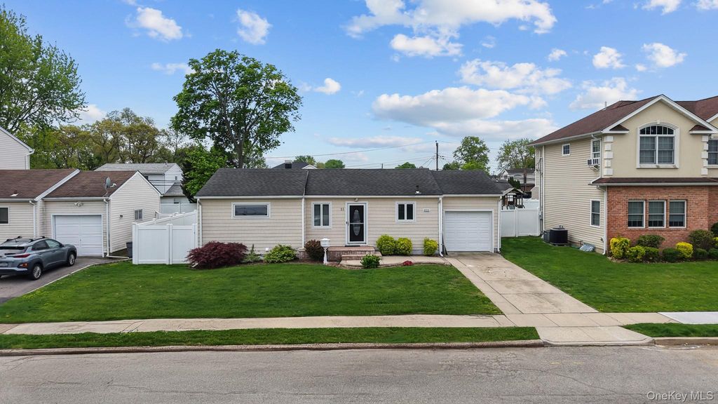 Photo of 21 Peter Lane, Plainview, NY 11803 (MLS # 857633)