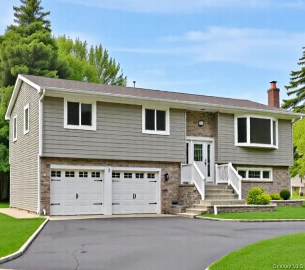 Photo of 10 Evelyn Drive, Bethpage, NY 11714 (MLS # 989299)