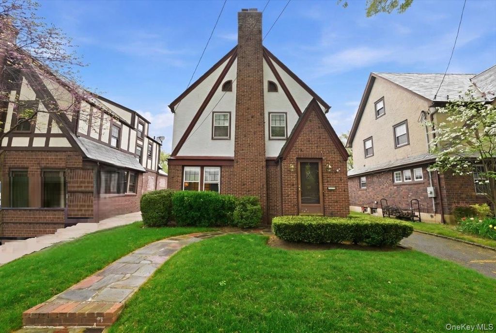 Photo of 311 Carnation Avenue, Floral Park, NY 11001 (MLS # 996641)