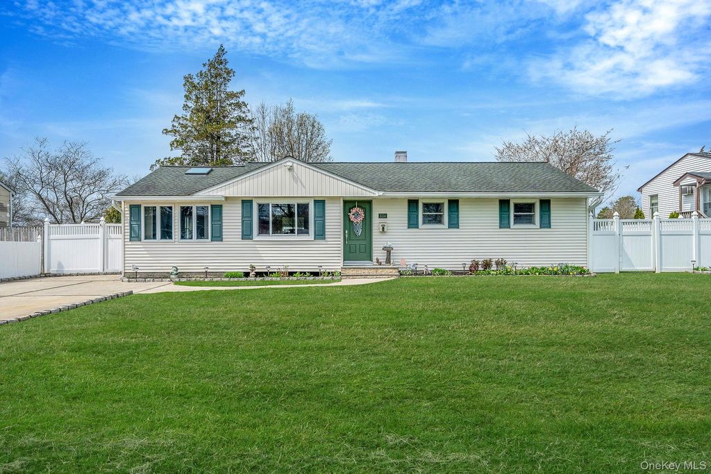 Photo of 3114 Connecticut Avenue, Medford, NY 11763 (MLS # 984877)