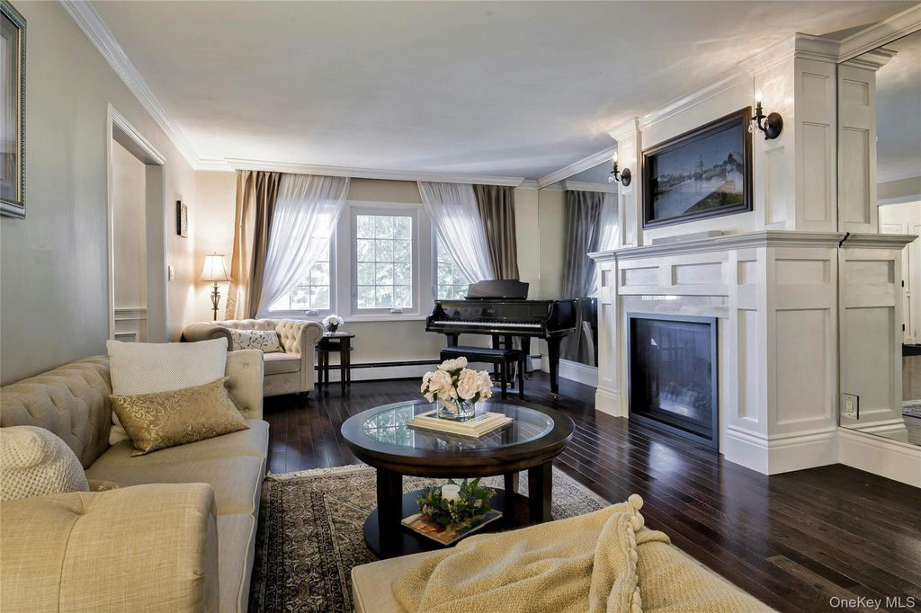 Photo of 8 Deepdale Drive, Manhasset, NY 11030 (MLS # 922162)