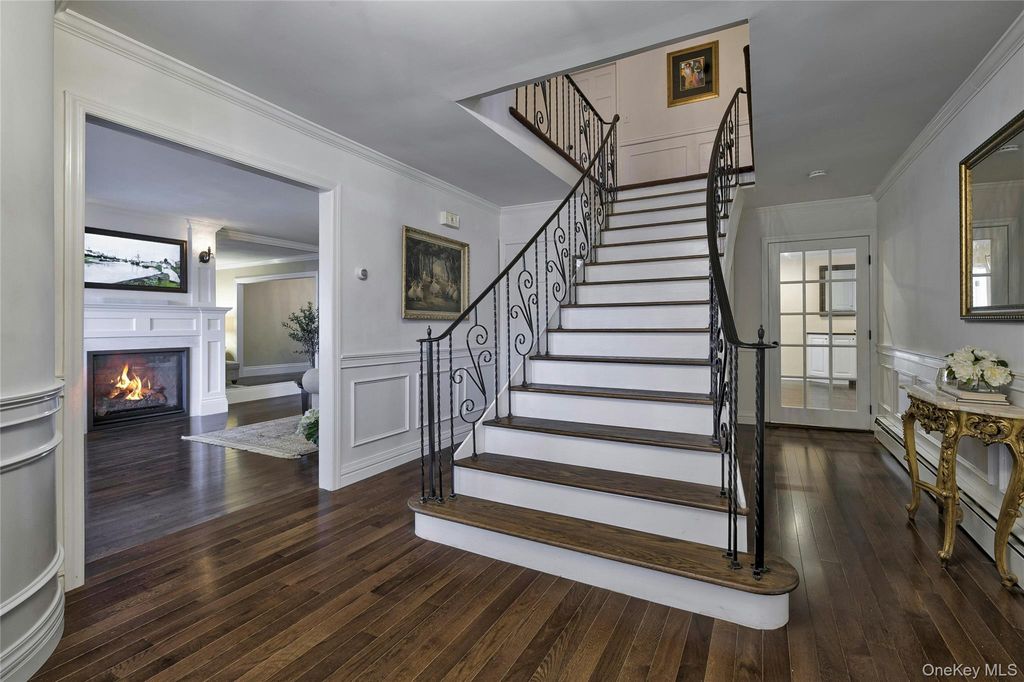 Photo of 8 Deepdale Drive, Manhasset, NY 11030 (MLS # 922162)