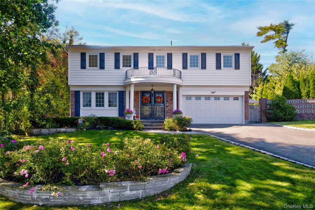 Photo of 8 Deepdale Drive, Manhasset, NY 11030 (MLS # 922162)