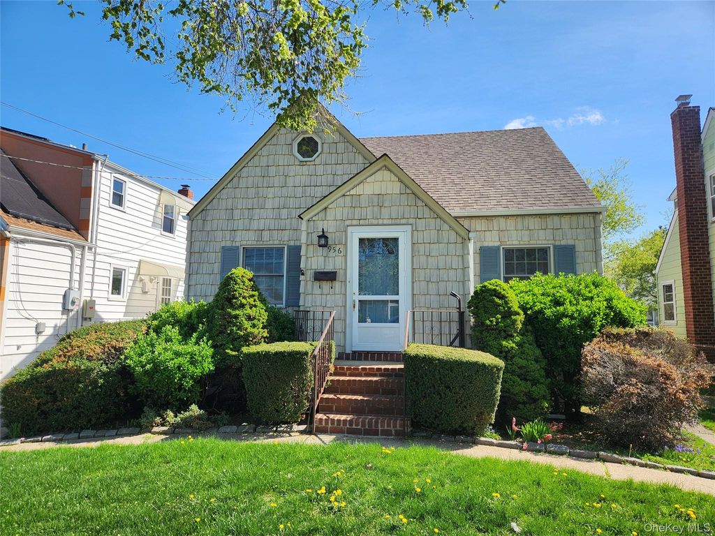 Photo of 956 Cherry Lane, Floral Park, NY 11001 (MLS # 987672)
