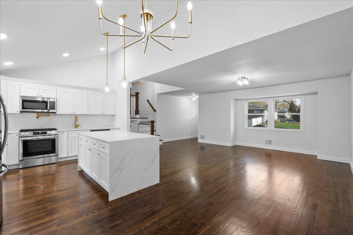 7 Rainbow Drive, Hauppauge, New York image 3