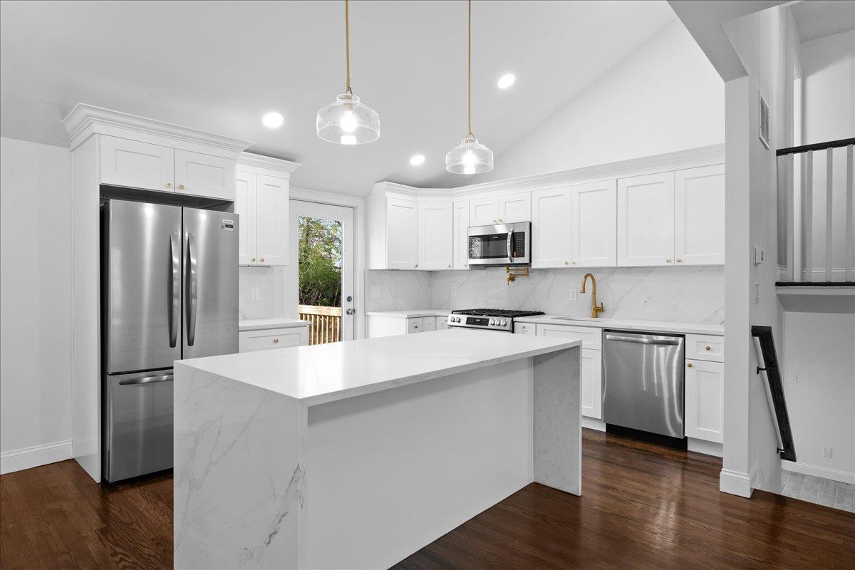 7 Rainbow Drive, Hauppauge, New York image 2